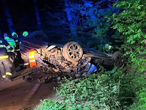Auto narazilo do stromu, hasiči zasahovali