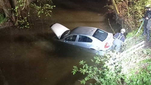 Auto skončilo v náhonu během jízdy