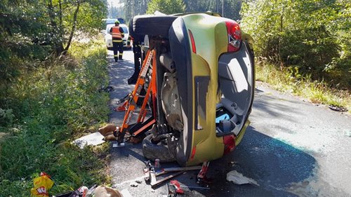 Po nehodě skončilo auto na boku, zraněné museli vyprostit hasiči