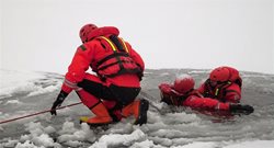 Asistence hasičů při záchranně  osoby pod kterou se probořil led na řece Bečva  v Přerově.