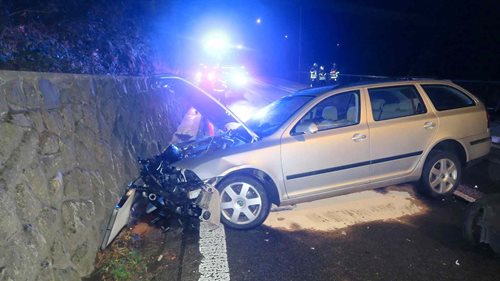 Osmnáctiletá řidička dostala na mokré silnici smyk. Octavia skončila v kovovém zábradlí