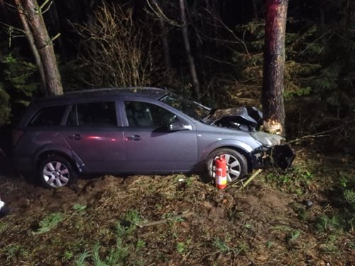 Vážná ranní nehoda: Dvě zranění po havárii osobního auta