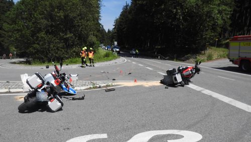 Společná vyjížďka motorkářů skončila nehodou. Jednoho z jezdců transportoval vrtulník