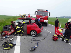 Střetla se dvě osobní vozidla a dodávka, zranili se tři lidé
