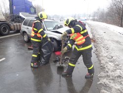 Hasiči z Moravskoslezského kraje  vyprošťovali dvě zraněné osoby z felicie v Havířově