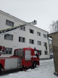 Při požáru bytového domu evakuovali hasiči 18 lidí a psa
