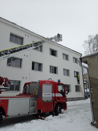 Při požáru bytového domu evakuovali hasiči 18 lidí a psa