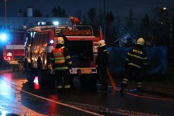 Ranní požár přístavby rodinného domku a vozidel na UničovskuVIDEO/FOTO
