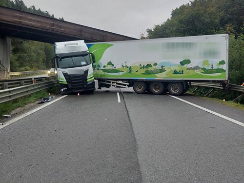 Náraz kamionu do svodidel zastavil dopravu i vlaky