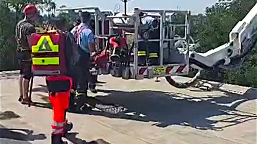 Muž se nacházel na troleji vysokého napětí. Po zásahu vyjednavače jej dostali bezpečně dolů