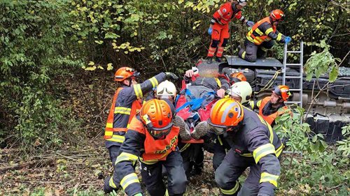 Auto skončilo na boku v křoví. Pomoc třem lidem přivolal automaticky systém eCall