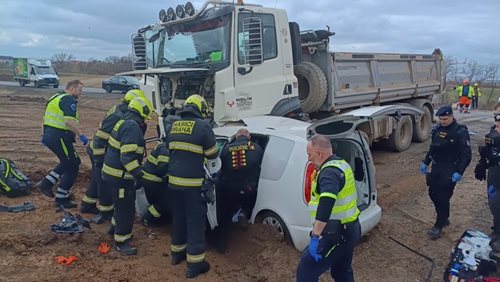 Nehoda zastavila provoz u kolodějského zámku