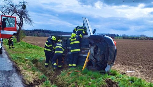 Žena vyproštěna z havarovaného vozu