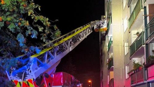 Nedopalek málem připravil rodinu o domov. Požár balkonu zastavili hasiči včas