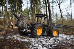 U Třebotova shořel speciální lesní stroj