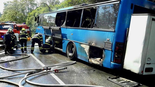 Požár autobusu v Dolních Loučkách