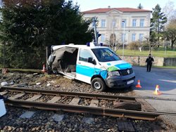 Na Příbramsku při kolizi převozové sanitky a vlaku zemřel pacient