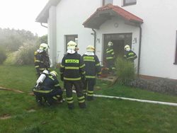 Rodinný domek v Býšti začal hořet od svíčky