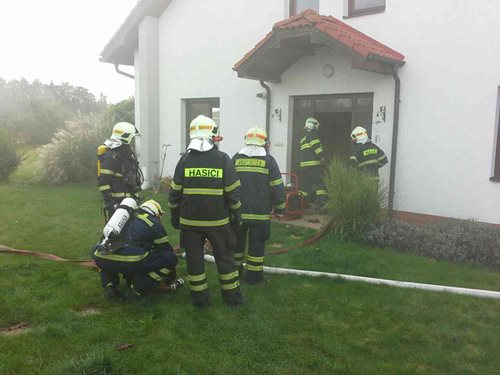 Rodinný domek v Býšti začal hořet od svíčky