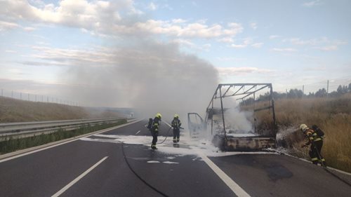 Dodávku za jízdy zachvátil požár. Hořící kapaliny pokryly téměř celou silnici