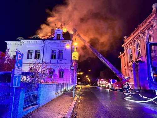 Požár zachvátil střechu bývalého hotelu: Hasiči zabránili větším škodám