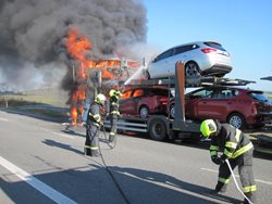 Požár na Uherskobrodsku zničil tahač a tři osobní automobily.