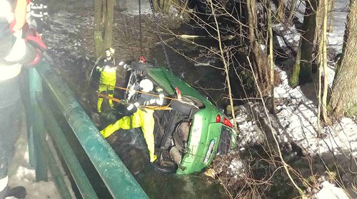 Osobní vozidlo skončilo na boku v potoce, zraněný řidič v péči záchranářů