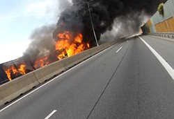 Při požáru na dálnici zemřeli tři lidé