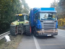 Nehoda kamiónu a traktoru u Otína si vyžádala jedno zranění