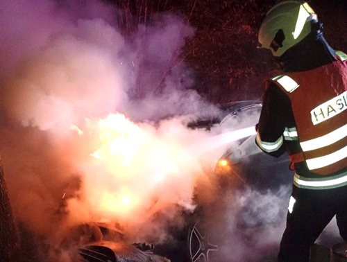 Vozidlo po havárii zachvátil požár a zasahovaly všechny složky IZS