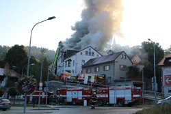 FOTO: Zasahovali jsme v Tanvaldu u požáru bývalého penzionu