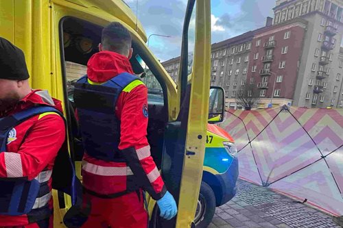 Policista postřelen při zásahu proti ozbrojenému muži. Útočník po přestřelce zemřel