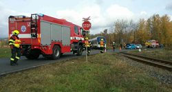 Na železničním přejezdu v Božíčanech v Karlovarském kraji se srazilo auto s vlakem