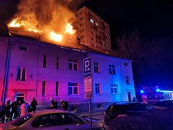 Noční požár bytového domu v Českých Budějovicích