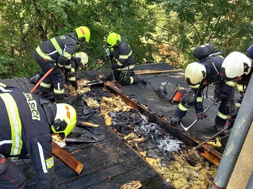 Nadýchal se kouře při požáru střechy, hasiči zasahovali 