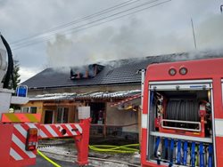 Požár střechy, půdy a podkroví ve Frenštátu pod Radhoštěm s 9 evakuovanými