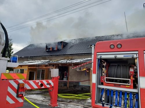 Požár střechy, půdy a podkroví ve Frenštátu pod Radhoštěm s 9 evakuovanými