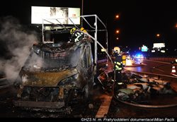 Hasiči likvidovali požár dodávky na dálnici ve směru na Brno v oblasti Lochkova
