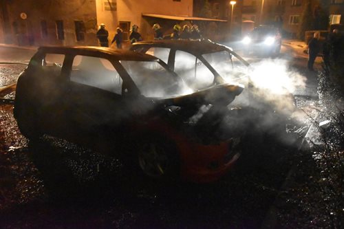 Požár dvou osobních automobilů