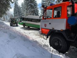 Hasiči vyprošťovali linkové autobusy v Havířově a Krásné