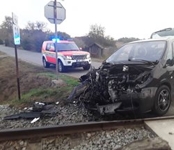 Střet osobního vlaku a osobního vozidla