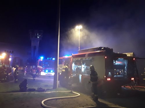 V přístavbě hořely pneumatiky. Hasiči vynesli i propan-butanové láhve