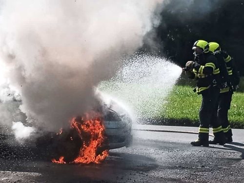 Srážka dvou aut ve Zlíně skončila požárem a zraněním