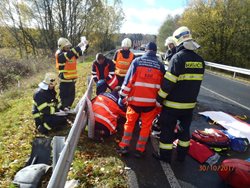  U Tachova se střetlo osobní auto s tahačem na kulatiny, řidičku se podařilo oživit