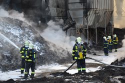 Třetí poplachový stupeň při požáru areálu na recyklaci pneumatik v Bělčicích-Aktualizace