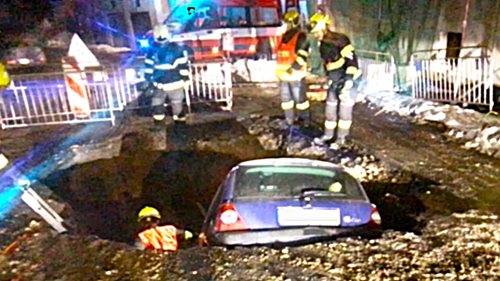 Osobní automobil skončil ve výkopu a vyžádal si zásah složek IZS