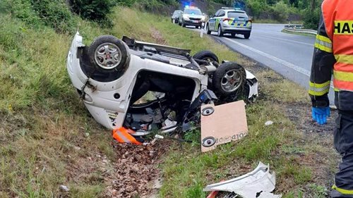 Osobní auto skončilo po nehodě na střeše. Řidičku převezli záchranáři do nemocnice