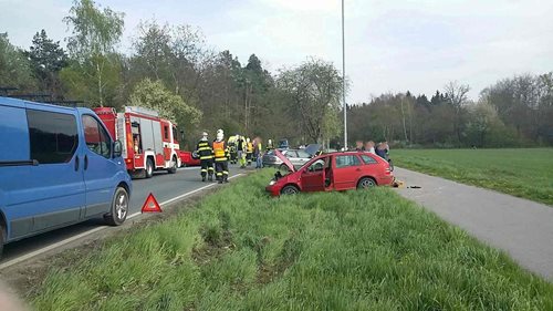 V Pardubicích se střetla tři auta. Po nárazu jedno skončilo na střeše