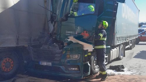 Střet kamionů ochromil dopravu a zranil řidiče