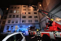 Při požáru bytu v Praze 2 zemřel člověk